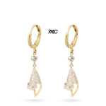 Pendiente de aro con circonita cúbica.