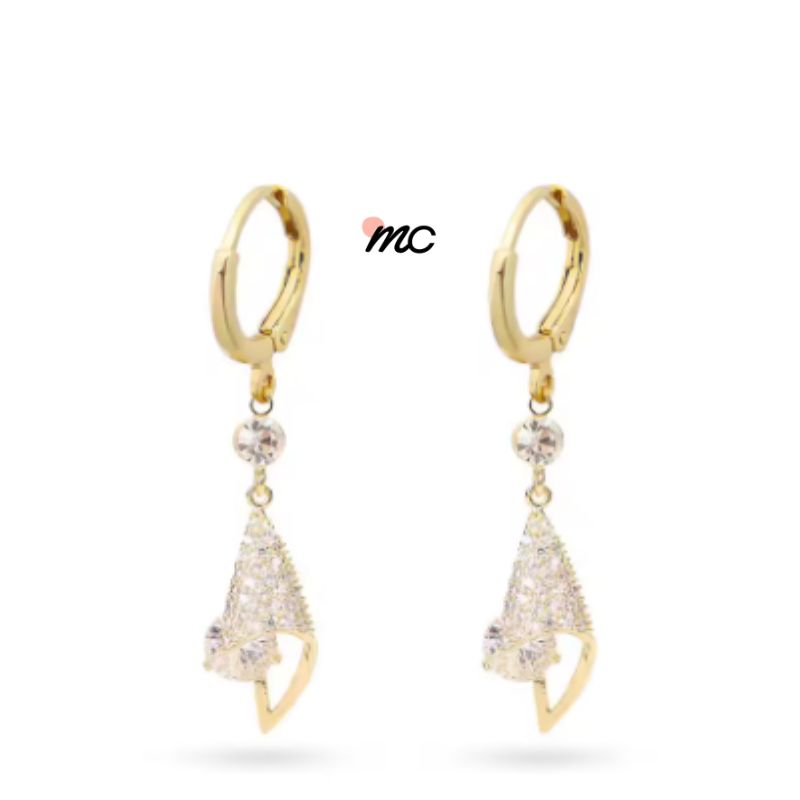 Pendiente de aro con circonita cúbica.